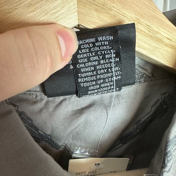 Assassin's Creed NWT Men's Small 100% Cotton Gray Long Sleeved Button Up Shirt - Picture 5 of 9